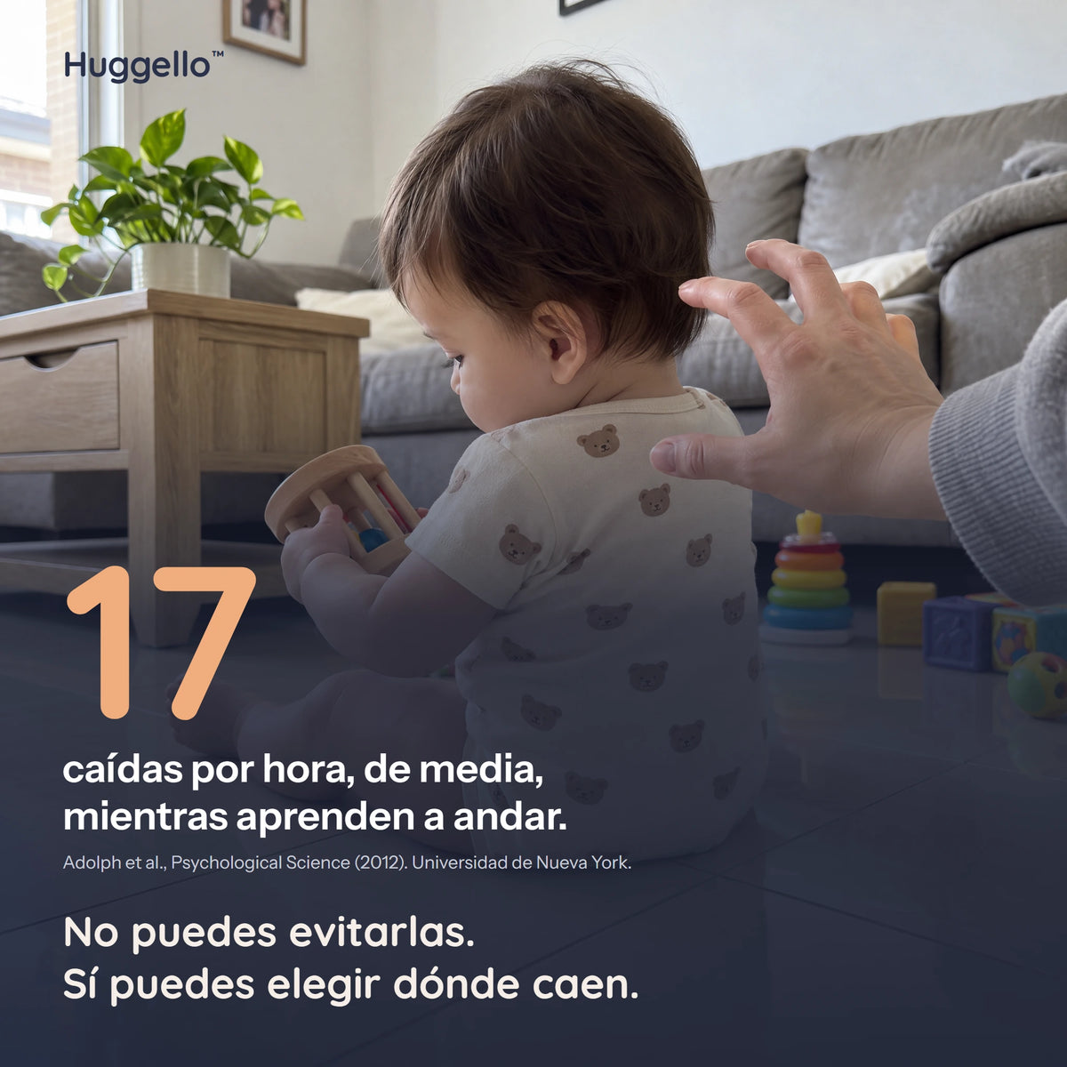 Bebé sentado en el suelo duro del salón con el dato de 17 caídas por hora mientras aprenden a andar