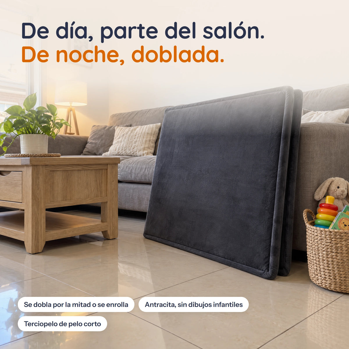 Base Huggello doblada por la mitad y apoyada en el sofá de un salón ordenado