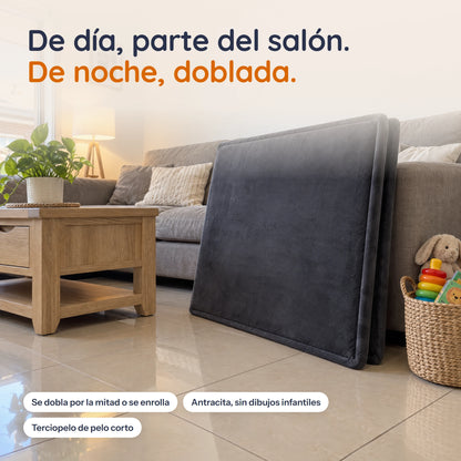 Base Huggello doblada por la mitad y apoyada en el sofá de un salón ordenado